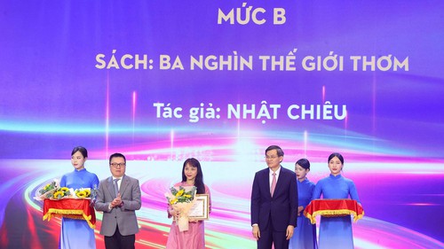 Nhật Chiêu nhận giải của Hội đồng Lý luận trung ương: Cũng là một người "khai sơn phá thạch"!