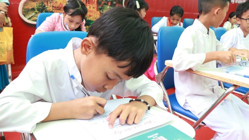 Giữ hồn chữ viết Chăm, lan tỏa giá trị văn hóa truyền thống