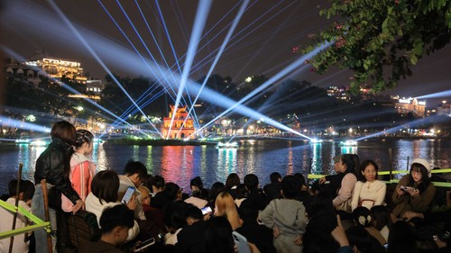 Người dân Thủ đô tập trung ở khu vực Hồ Gươm đón năm mới 2026