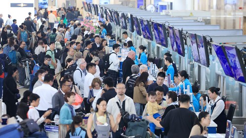 Sân bay Nội Bài chật kín người trước kỳ nghỉ Tết Dương lịch 2026