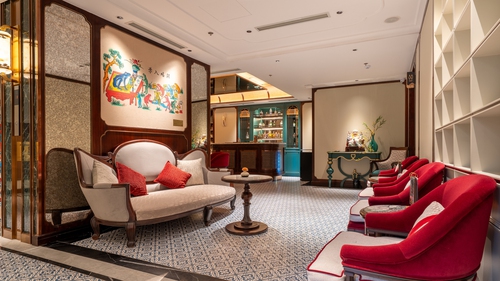 Một khách sạn giống như Bảo tàng tranh dân gian sống động giữa lòng Phố Cổ