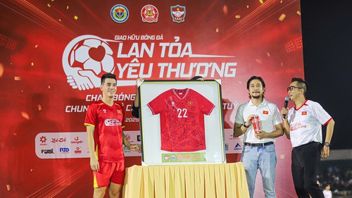 Tiến Linh cùng dàn sao quyên góp gần 1,2 tỷ đồng để ủng hộ đồng bào bị ảnh hưởng lũ lụt
