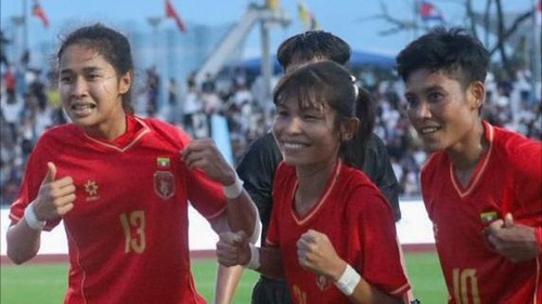 CĐV đến nhầm sân thi đấu bóng đá SEA Games 2025 vì ban tổ chức... chỉ dẫn sai