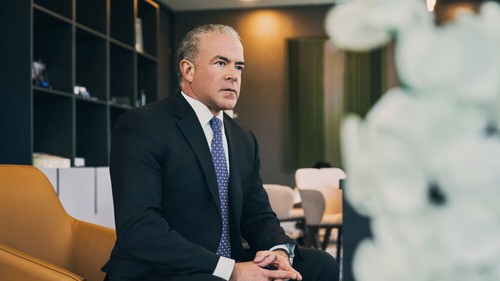 Chủ tịch Miss Universe bị phong tỏa tài khoản vì cuộc điều tra về ma túy