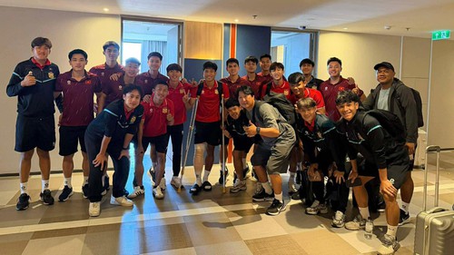U22 Việt Nam có nghĩa cử đẹp với cầu thủ Lào bị gãy chân ở SEA Games 2025