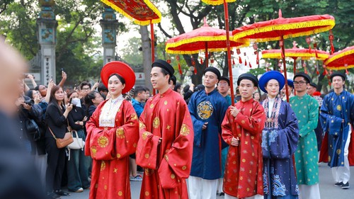 Vietnam Happy Fest 2025: Diễu hành Việt phục "Bách Hoa Hỷ Sự"