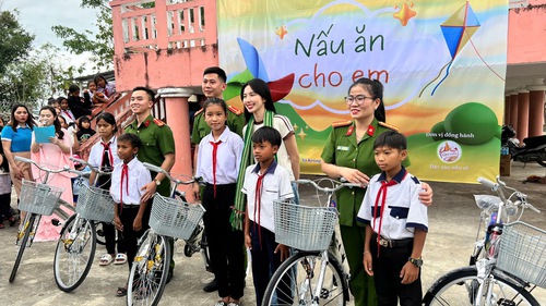 Thuỳ Tiên cùng fan làm thiện nguyện tại Phú Yên