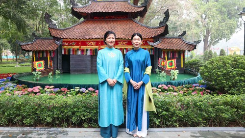 Phu nhân Tổng Bí thư tiếp và cùng Phu nhân Thủ tướng Singapore thưởng thức múa rối nước