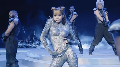 Lisa Blackpink bùng nổ mở màn sân khấu Coachella