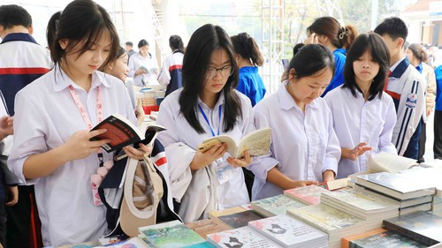 Góc nhìn 365: Hãy cầm sách lên