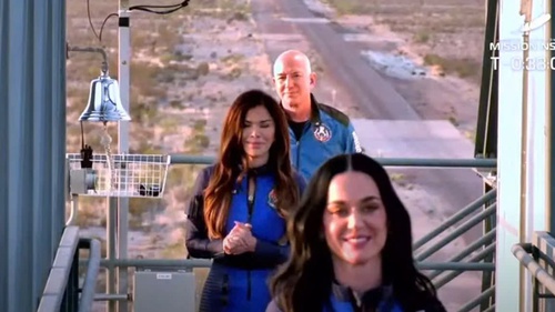 Katy Perry và hội chị em hét lớn khi bay vào vũ trụ trên con tàu của Blue Origin