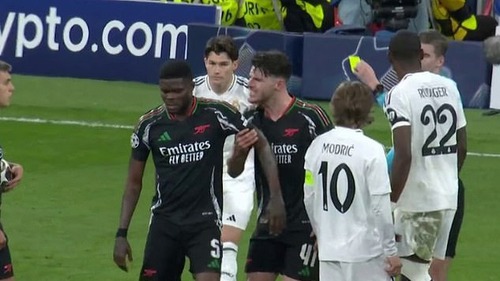 Declan Rice nổi giận với đồng đội vì hành động ngớ ngẩn, có thể khiến Arsenal gặp khó ở bán kết C1