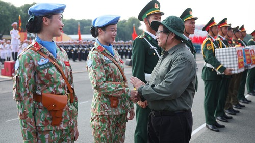 Hình ảnh Thủ tướng Phạm Minh Chính động viên các lực lượng tham gia diễu binh, diễu hành kỷ niệm 50 năm Ngày Giải phóng miền Nam