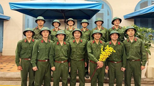 Võ sĩ Nguyễn Trần Duy Nhất, cựu danh thủ Hồng Sơn cùng dàn 'anh trai' biểu diễn tại chương trình Đất nước trọn niềm vui