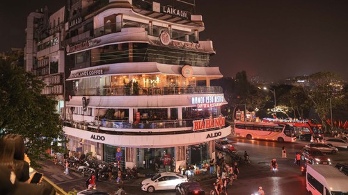 Hình ảnh toà nhà "Hàm cá mập" dừng đón khách