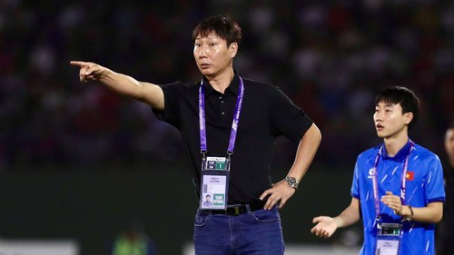 Cầu thủ 17 tỷ thi đấu ở châu Âu trở thành học trò của HLV Kim Sang Sik