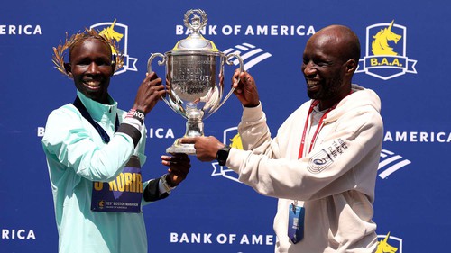 Vô địch Boston Marathon, John Korir cùng anh trai đi vào lịch sử giải đấu