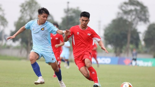 Xuất hiện 'siêu phẩm' từ giữa sân ở giải hạng Nhì quốc gia