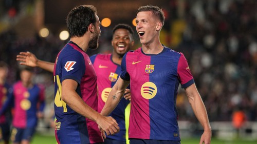 Hàng tiền vệ Barcelona: Đến giờ rồi, Olmo!