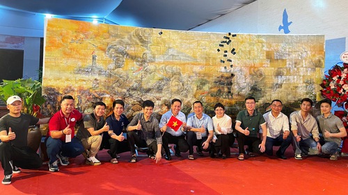 "Đất nước trọn niềm vui" qua ngôn ngữ gốm sứ