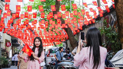 Hà Nội rực rỡ sắc màu, hồi tưởng lại những ngày tháng lịch sử