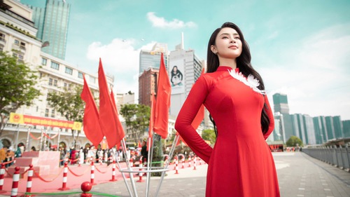 Hoa hậu Lý Kim Thảo thướt tha với áo dài đỏ chụp ảnh tại các địa danh ở TP.HCM