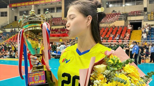 Phụ công bóng chuyền 2k1 chơi một trận ấn tượng ở cúp châu Á, xứng danh đàn em của huyền thoại Ngọc Hoa