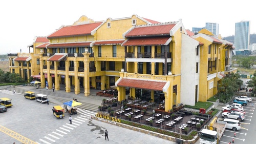 Ẩm thực kết hợp giải trí giữ chân du khách ở Cảng tàu quốc tế Hạ Long