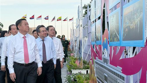 50 năm thống nhất đất nước: Khai mạc triển lãm ảnh về Đại thắng mùa Xuân 1975 