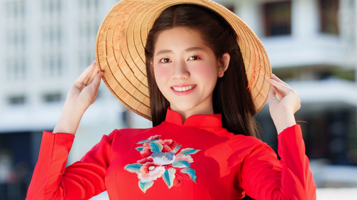 Mina Lê rạng rỡ trong tà áo dài chào mừng đại lễ 30/4