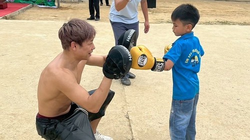 Kiếm 20 tỷ sau trận đấu 80 giây, nhà vô địch Nhật Bản sang Việt Nam làm từ thiện