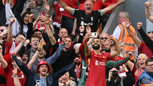 Liverpool vô địch Ngoại hạng Anh, Salah tái hiện khoảnh khắc selfie của huyền thoại Roma