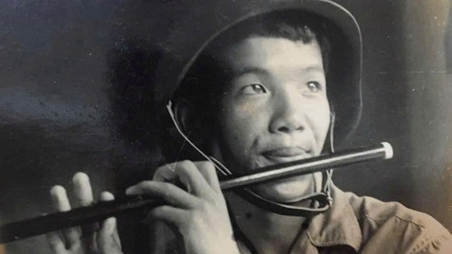 "Cái vầng sáng bồn chồn thương nhớ đó"…