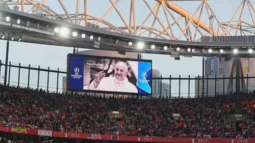 CĐV Arsenal bị chỉ trích vì náo loạn trong phút mặc niệm tưởng nhớ Giáo hoàng