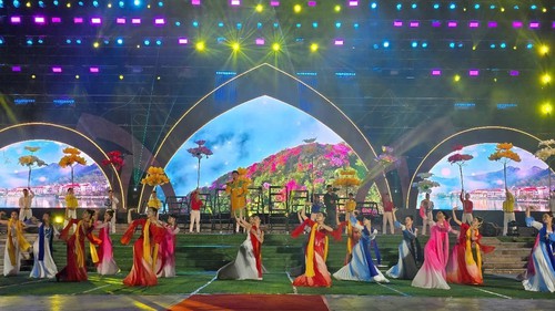 Tưng bừng khai mạc loạt lễ hội du lịch, ẩm thực trên mọi miền