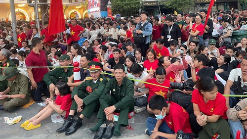 Biển người náo nức chờ đón Lễ kỷ niệm, diễu binh, diễu hành