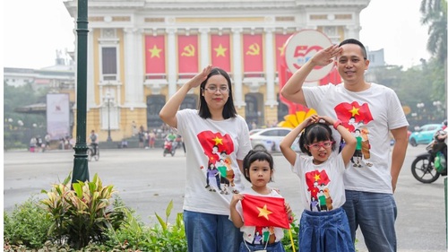 Người dân Thủ đô hoà chung không khí kỷ niệm 50 năm thống nhất đất nước