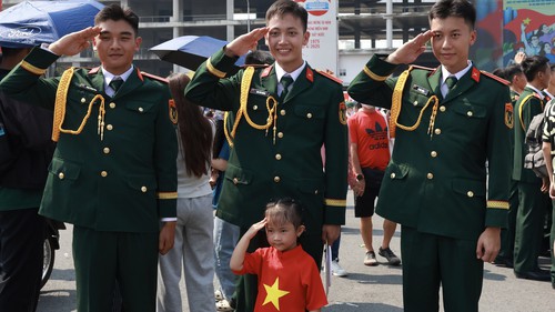 Xúc động hình ảnh chiến sĩ diễu binh, diễu hành "đi trong vòng tay nhân dân"