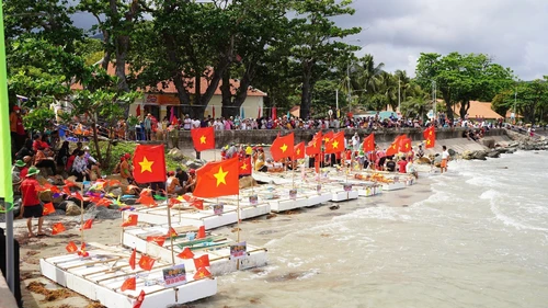Hội thi đua bè truyền thống tại Côn Đảo rực màu cờ đỏ