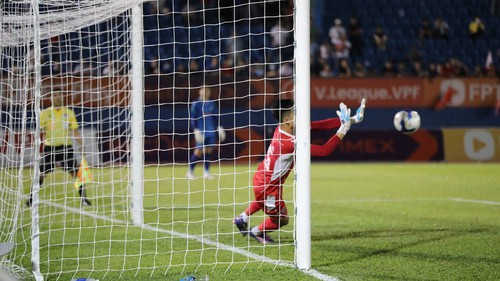 Thủ môn B.Bình Dương khiến đội nhà xa giấc mơ vô địch V-League