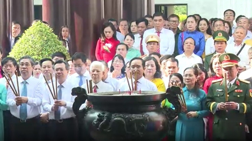 Lãnh đạo Thành phố Hồ Chí Minh dâng hương giỗ Tổ Hùng Vương