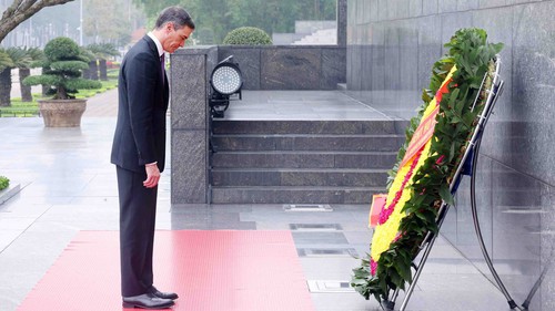 Thủ tướng Tây Ban Nha Pedro Sánchez vào Lăng viếng Chủ tịch Hồ Chí Minh