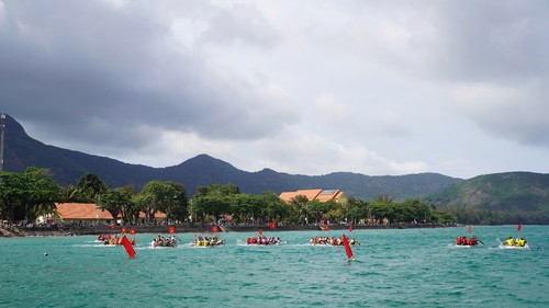 Mừng 50 năm non sông liền một dải - Đất nước trọn niềm vui