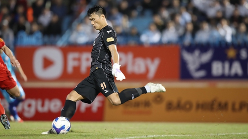 Bùi Tiến Dũng khiến cuộc đua trụ hạng V-League 'nóng rực'
