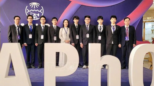 Học sinh Việt Nam đạt thành tích vượt trội tại Olympic Vật lý Châu Á (APhO) 2025
