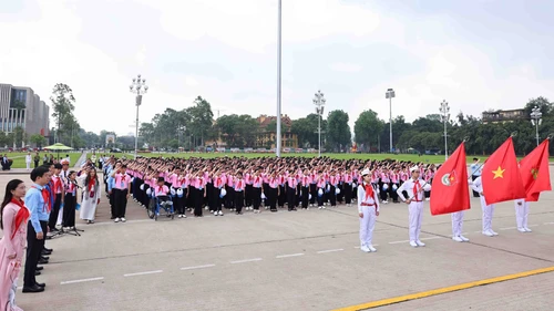 Đại biểu Đại hội Cháu ngoan Bác Hồ báo công và vào Lăng viếng Chủ tịch Hồ Chí Minh