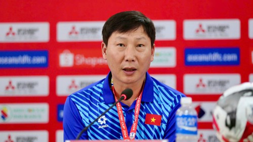 Báo Hàn lo HLV Kim Sang Sik 'lộ bài' khi gặp MU, sợ cầu thủ Việt Nam tốn thể lực trước trận gặp Malaysia