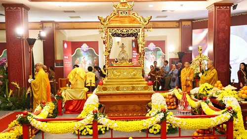 Phật tử và nhân dân đến chiêm bái xá lợi Đức Phật tại chùa Quán Sứ