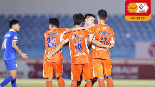 Thủ môn đối phương mắc sai lầm khó tin, đội bóng của Bùi Tiến Dũng giành thắng lợi với 10 người