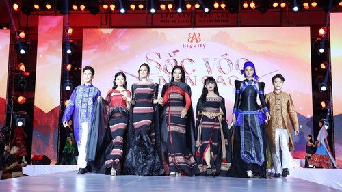 Ngắm "Sắc vóc non cao" qua những trang phục thổ cẩm Việt Nam